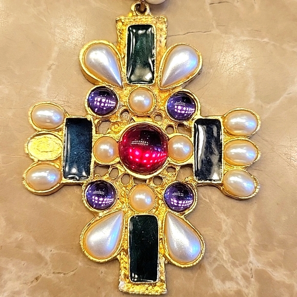 Faux Pearl Necklace with Multi-colored Gemstones in Pendant - Picture 9 of 17